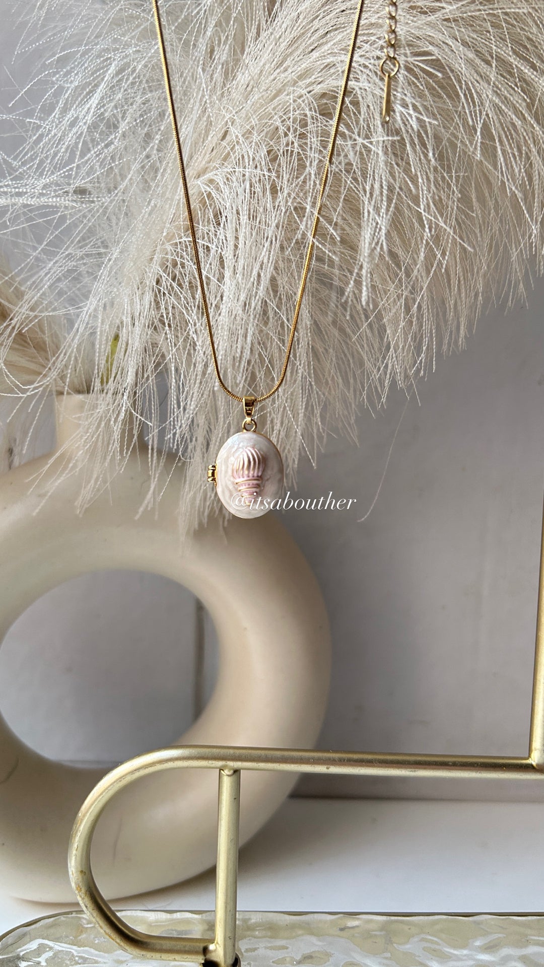 White Photoframe Locket With Shell