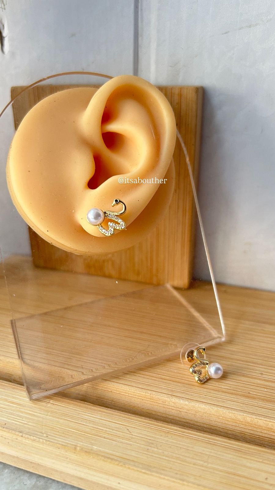 Swan With Pearl Stud