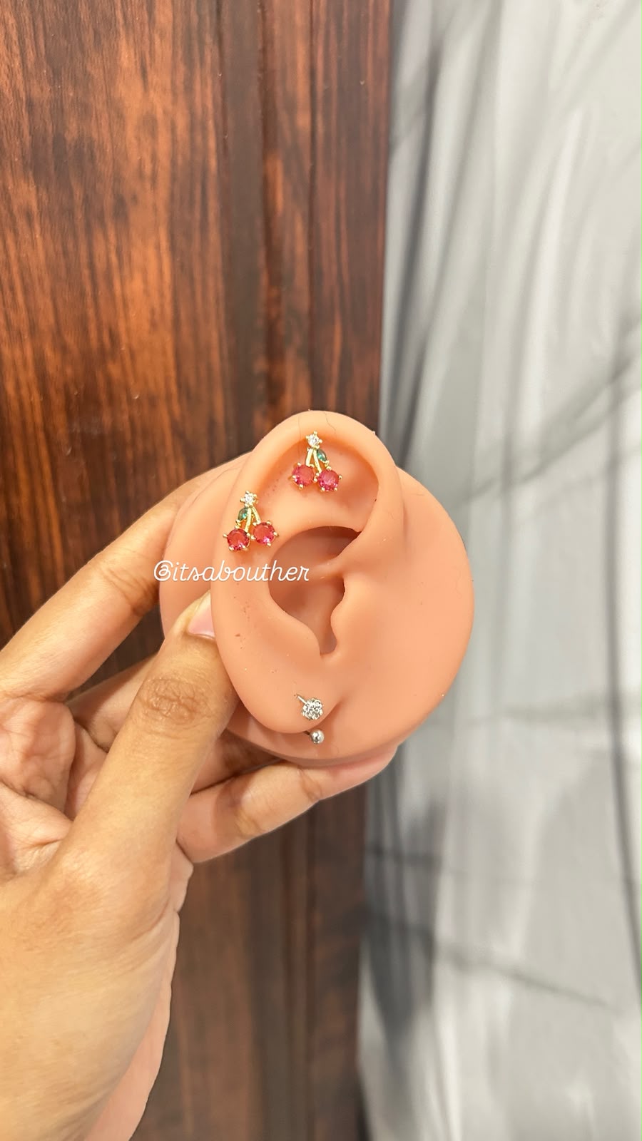 Cherry With Top Solitaire BallBack