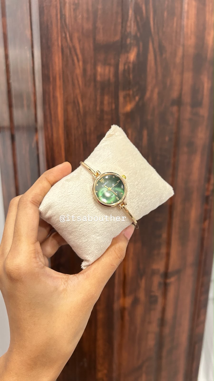 Circle Dial Green Sleek Watch