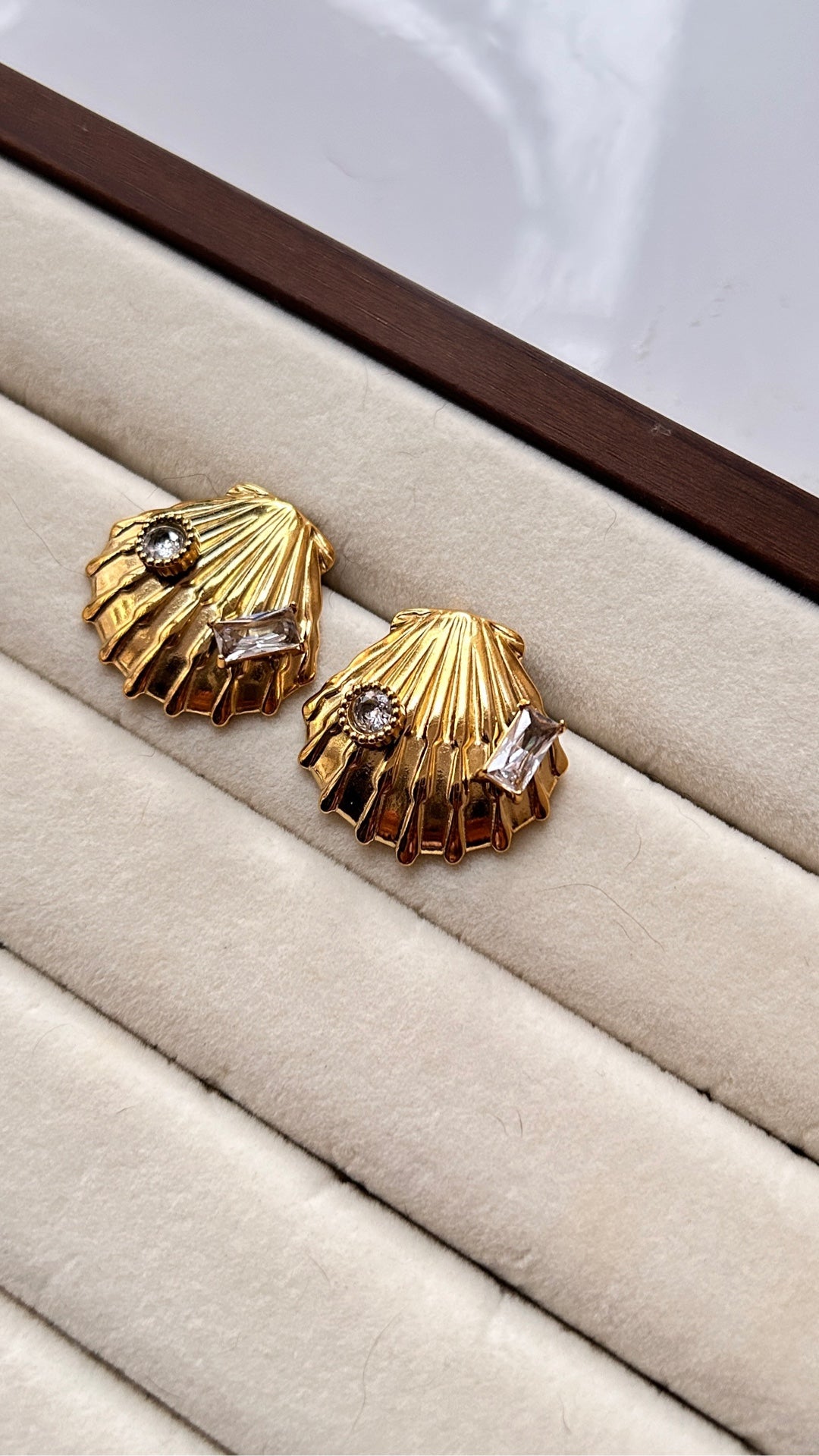 Shell Stud With Crystal